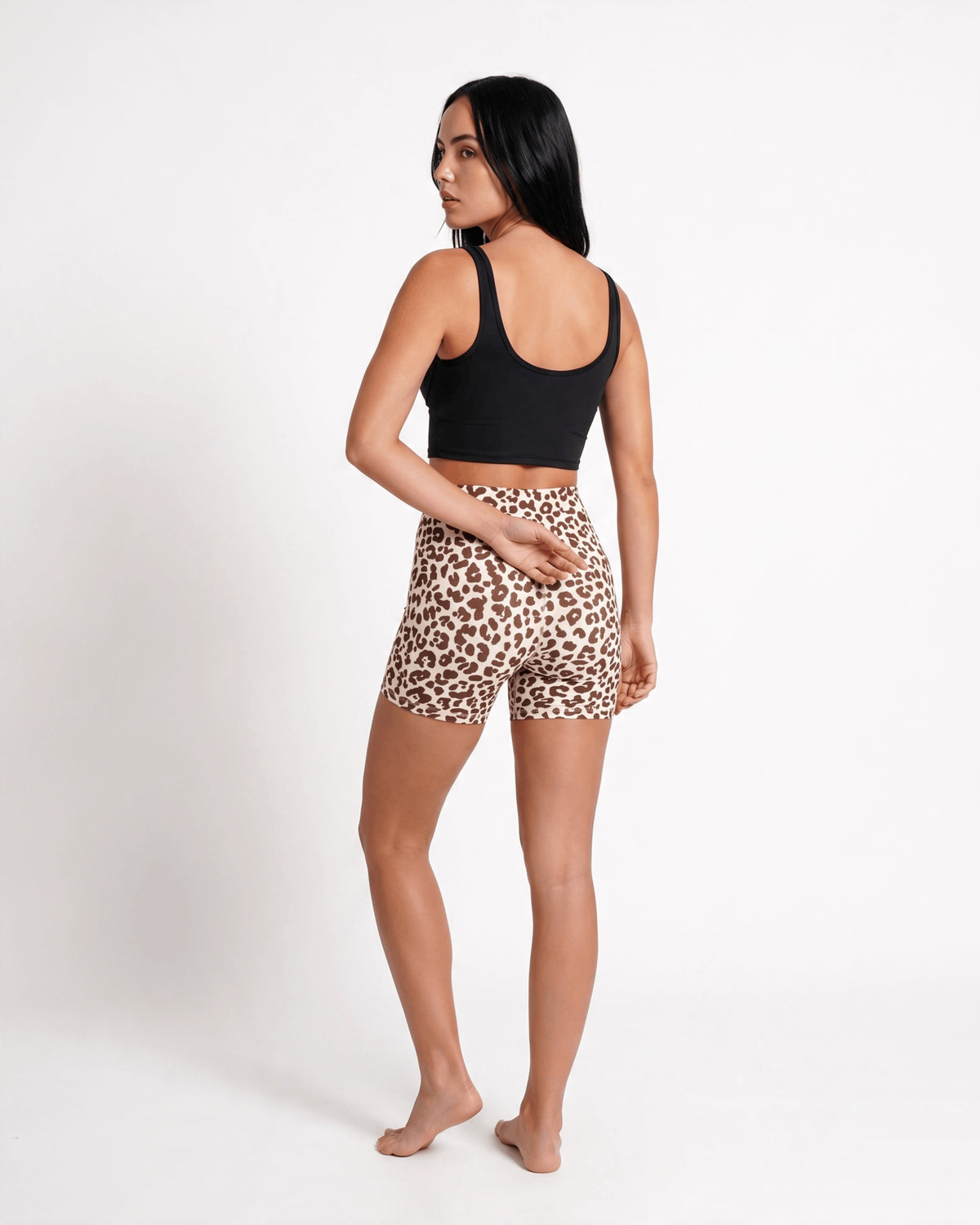 Short de leopardo color Café, vista de espaldas con modelo