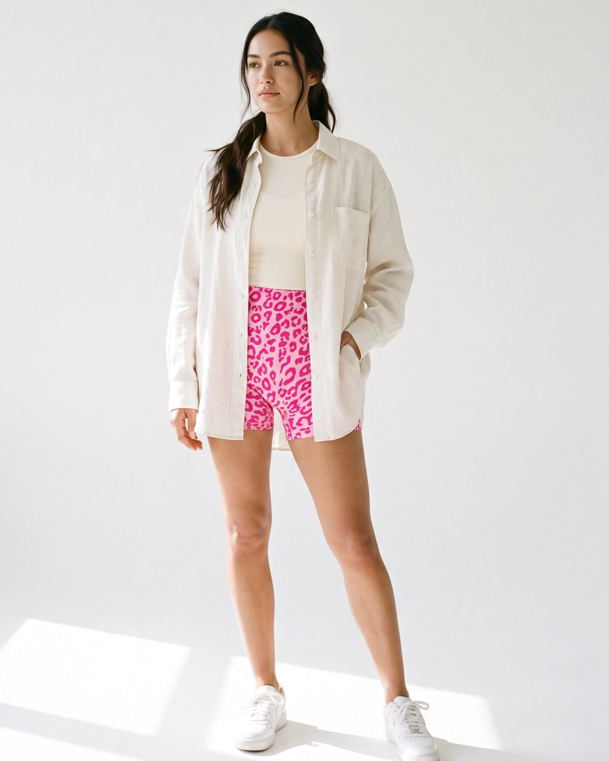 Short deportivo sin costuras, modelo de pie en estudio (foto anterior)